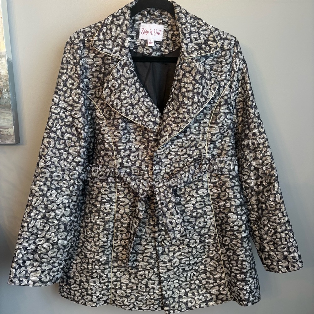 Women's Leopard Print Jacket - Picture 4 of 15